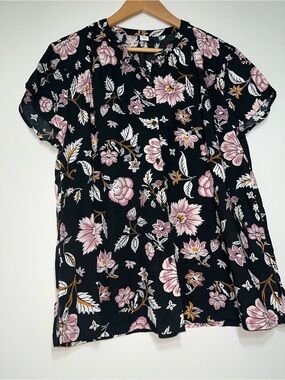 Old Navy Black Button-Front Floral Short Sleeve Top